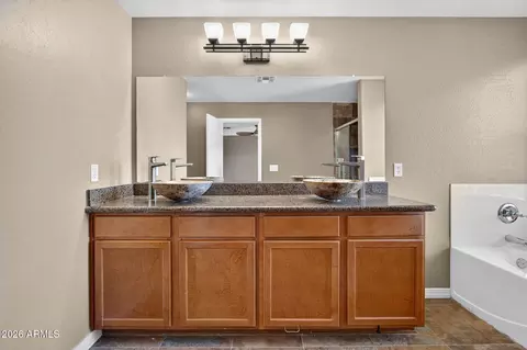 Bath - 1832 E Parkside Ln, Phoenix, AZ 85024 photo 2 of 5