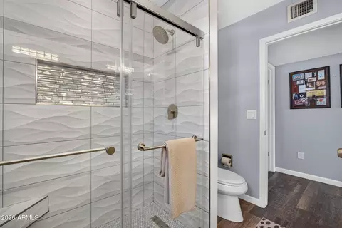 Bath - 15 E Angela Dr, Phoenix, AZ 85022 photo 2 of 5