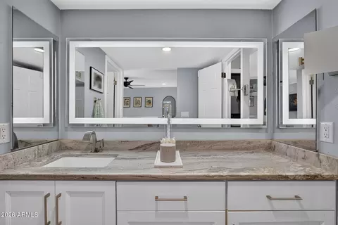 Bath - 15 E Angela Dr, Phoenix, AZ 85022 photo 3 of 5