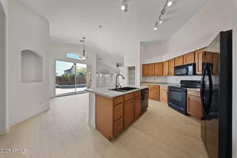 Kitchen - 4315 E Redwood Ln, Phoenix, AZ 85048 photo 3 of 4