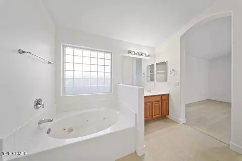 Bath - 4315 E Redwood Ln, Phoenix, AZ 85048 photo 2 of 3