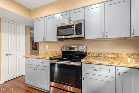 Kitchen - 3601 E Rosemonte Dr, Phoenix, AZ 85050 photo 4 of 6