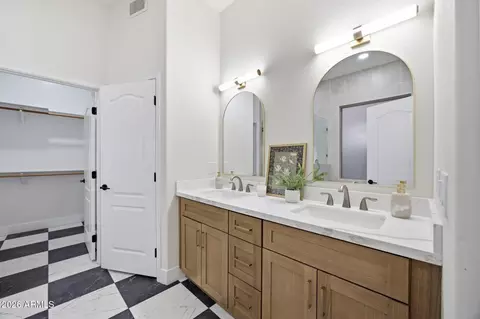 Bath - 1645 E Orangewood St, Gilbert, AZ 85296 photo 1 of 3