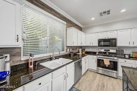Kitchen - 4343 E Vaughn Ave, Gilbert, AZ 85234 photo 3 of 4