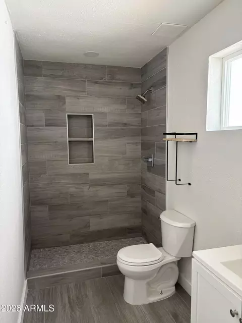 Bath - 1718 E Glenrosa Ave, Phoenix, AZ 85016 photo 2 of 9