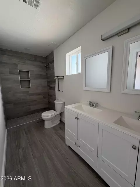 Bath - 1718 E Glenrosa Ave, Phoenix, AZ 85016 photo 1 of 9
