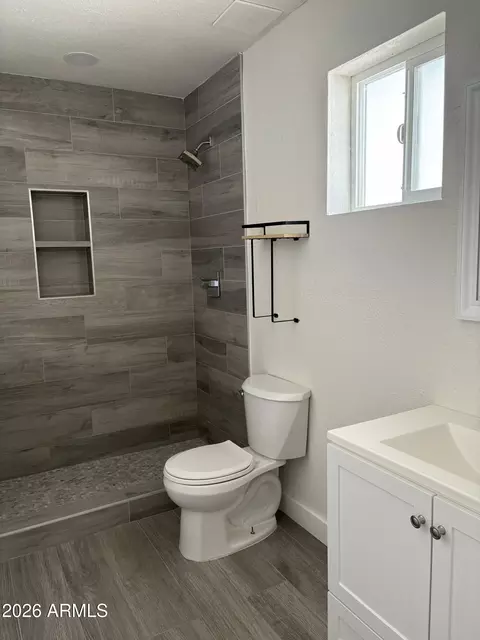 Bath - 1718 E Glenrosa Ave, Phoenix, AZ 85016 photo 3 of 9
