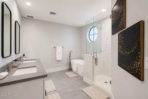 Bath - 4552 N 52nd Pl, Phoenix, AZ 85018 photo 3 of 3