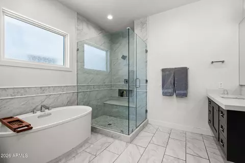Bath - 3927 E Crittenden Ln, Phoenix, AZ 85018 photo 2 of 9