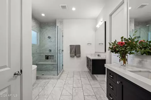 Bath - 3927 E Crittenden Ln, Phoenix, AZ 85018 photo 1 of 9
