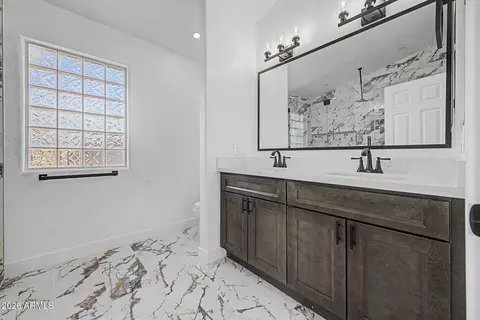Bath - 916 E Harwell Rd, Phoenix, AZ 85042 photo 2 of 5