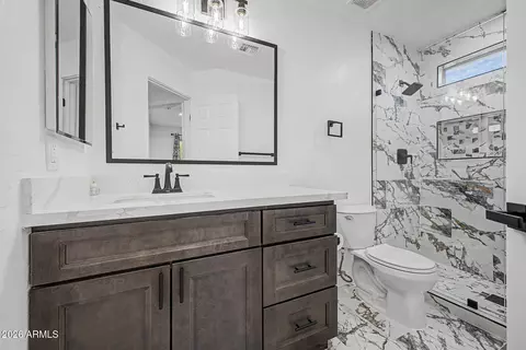 Bath - 916 E Harwell Rd, Phoenix, AZ 85042 photo 4 of 5