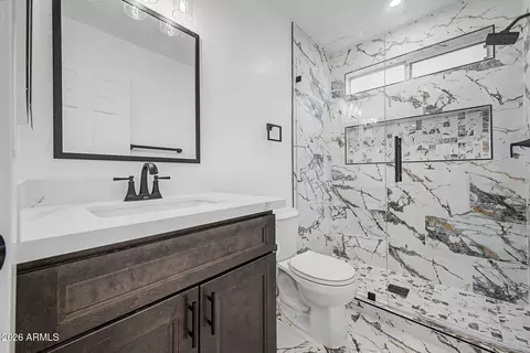 Bath - 916 E Harwell Rd, Phoenix, AZ 85042 photo 3 of 5