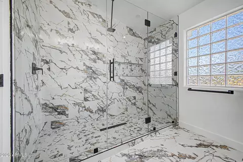 Bath - 916 E Harwell Rd, Phoenix, AZ 85042 photo 1 of 5