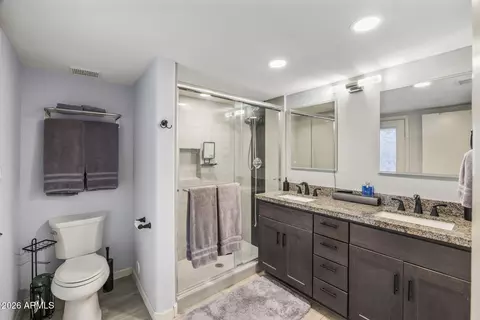 Bath - 417 E Beck Ln, Phoenix, AZ 85022 photo 1 of 2