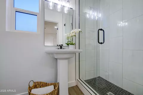 Bath - 5330 N 18th St, Phoenix, AZ 85016 photo 2 of 7