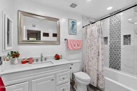 Bath - 4832 N 63rd Dr, Phoenix, AZ 85033 photo 2 of 2