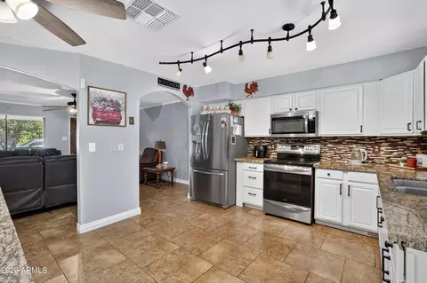 Kitchen - 4832 N 63rd Dr, Phoenix, AZ 85033 photo 4 of 6