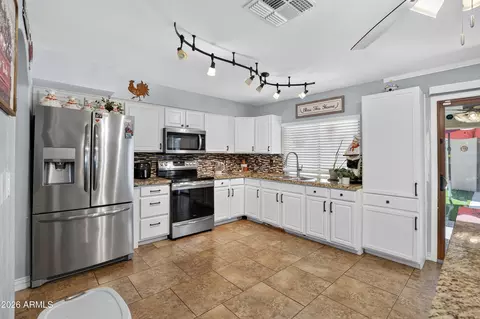 Kitchen - 4832 N 63rd Dr, Phoenix, AZ 85033 photo 3 of 6