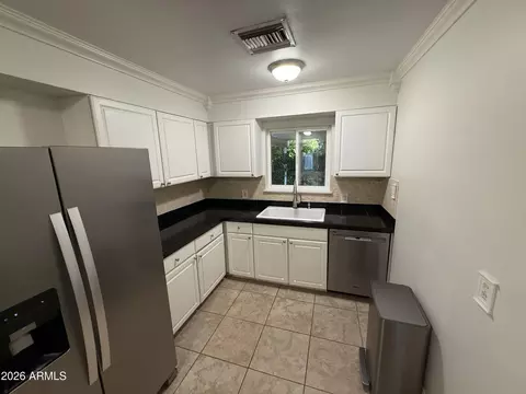 Kitchen - 3907 E Devonshire Ave, Phoenix, AZ 85018 photo 1 of 2