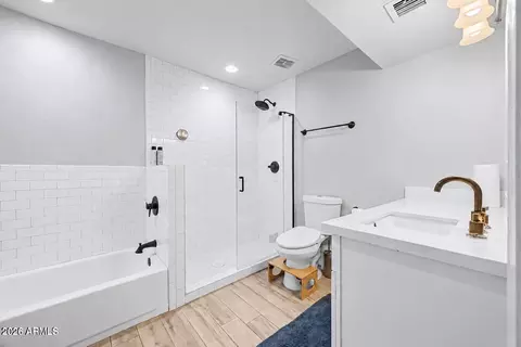 Bath - 4750 N 20th Ave, Phoenix, AZ 85015 photo 2 of 4