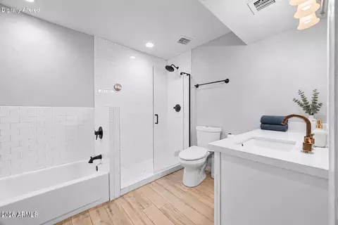 Bath - 4750 N 20th Ave, Phoenix, AZ 85015 photo 1 of 4