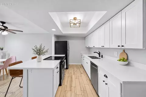 Kitchen - 4750 N 20th Ave, Phoenix, AZ 85015 photo 3 of 4