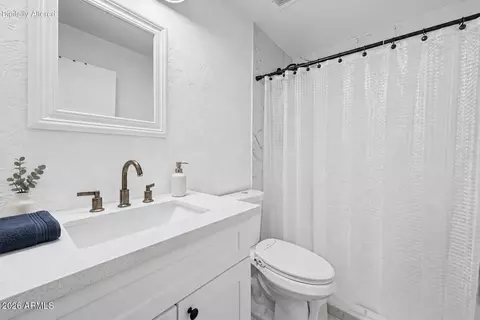 Bath - 4750 N 20th Ave, Phoenix, AZ 85015 photo 3 of 4