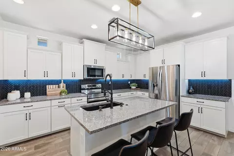 Kitchen - 4385 E Mesquite St, Gilbert, AZ 85296 photo 5 of 6