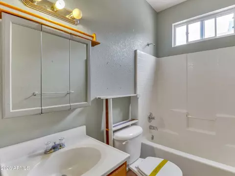 Bath - 1331 E Apollo Rd, Phoenix, AZ 85042 photo 2 of 3