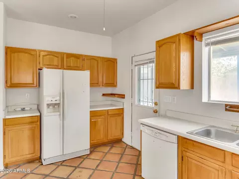 Kitchen - 1331 E Apollo Rd, Phoenix, AZ 85042 photo 4 of 4