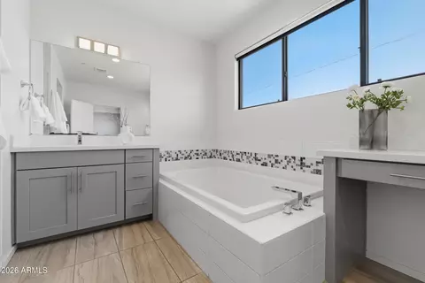 Bath - 2740 E Roma Ave, Phoenix, AZ 85016 photo 3 of 6