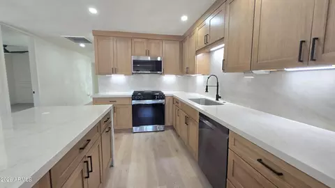 Kitchen - 2232 E Mitchell Dr, Phoenix, AZ 85016 photo 6 of 7