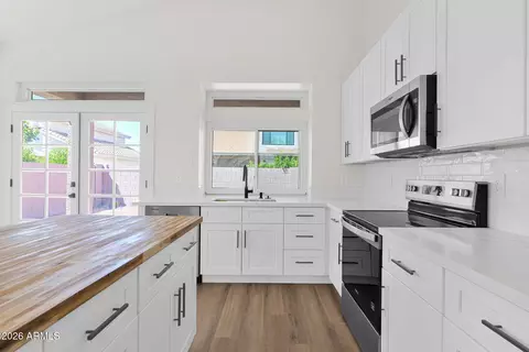 Kitchen - 138 W El Freda Rd, Tempe, AZ 85284 photo 3 of 3