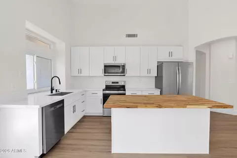 Kitchen - 138 W El Freda Rd, Tempe, AZ 85284 photo 2 of 3