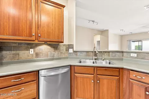 Kitchen - 1795 S Cole Dr, Gilbert, AZ 85295 photo 5 of 6