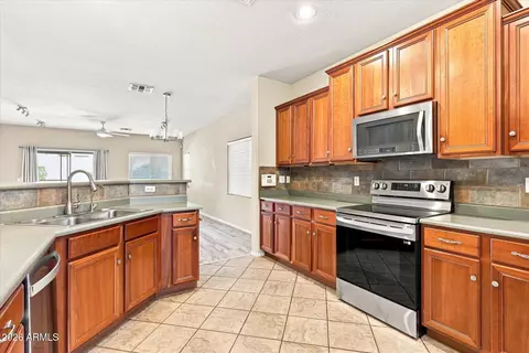 Kitchen - 1795 S Cole Dr, Gilbert, AZ 85295 photo 4 of 6