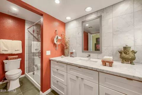 Bath - 3047 E Stella Ln, Phoenix, AZ 85016 photo 3 of 3