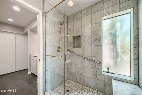 Bath - 3047 E Stella Ln, Phoenix, AZ 85016 photo 2 of 3
