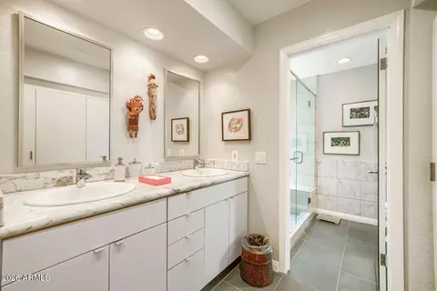 Bath - 3047 E Stella Ln, Phoenix, AZ 85016 photo 1 of 3