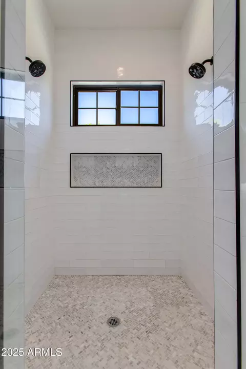Bath - 3802 E Highland Ave, Phoenix, AZ 85018 photo 3 of 6