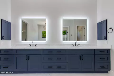Bath - 3802 E Highland Ave, Phoenix, AZ 85018 photo 1 of 6