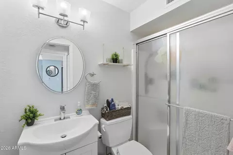 Bath - 810 N Pine Ct, Gilbert, AZ 85233 photo 2 of 2