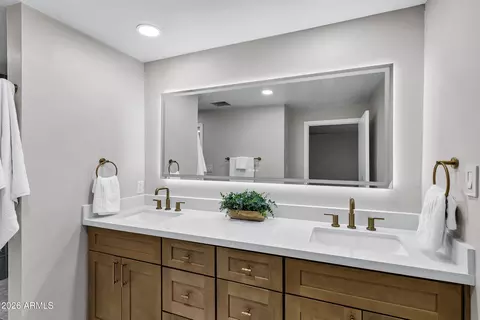 Bath - 14237 N 38th Pl, Phoenix, AZ 85032 photo 4 of 5