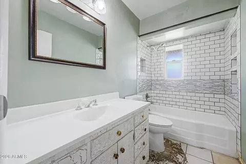 Bath - 4355 E Hubbell St, Phoenix, AZ 85008 photo 1 of 2