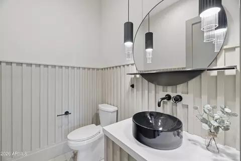 Bath - 4010 E Hazelwood St, Phoenix, AZ 85018 photo 1 of 7
