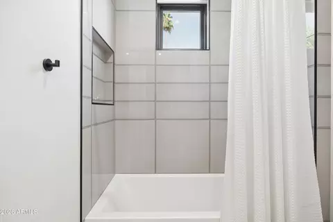 Bath - 4010 E Hazelwood St, Phoenix, AZ 85018 photo 6 of 7