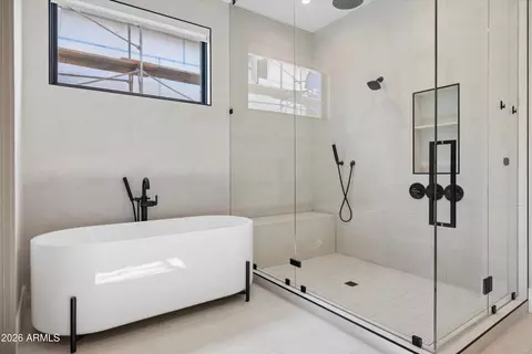 Bath - 4010 E Hazelwood St, Phoenix, AZ 85018 photo 3 of 7