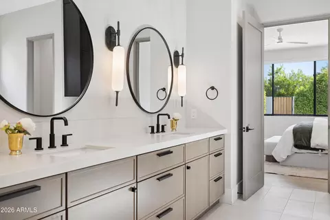 Bath - 4010 E Hazelwood St, Phoenix, AZ 85018 photo 2 of 7