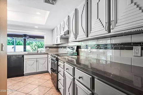 Kitchen - 324 W Willow Ave, Phoenix, AZ 85029 photo 2 of 6
